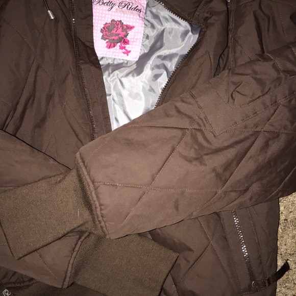 Super Amazing Betty Rides Bomber - Picture 5 of 8